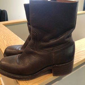 Frye campus short side zip. Brown.  Size 8